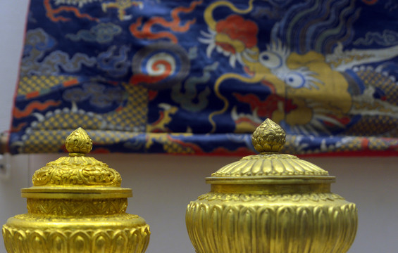 藏族清代莲瓣纹鎏金铜盖罐