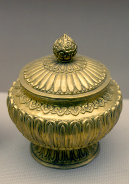 清代藏族莲瓣纹鎏金铜盖罐