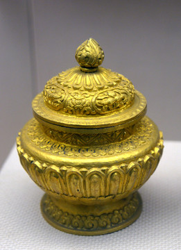 清代藏区莲瓣纹鎏金铜盖罐