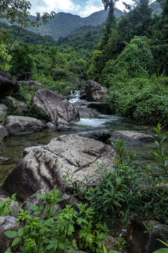 高山溪水