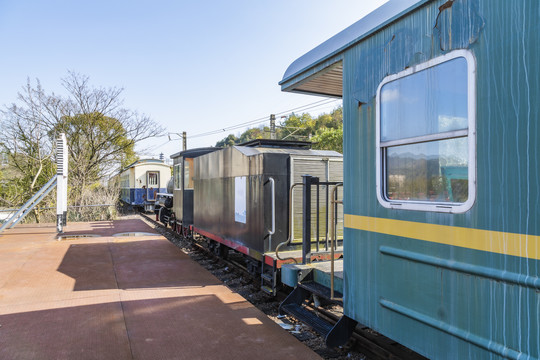 老式绿皮火车和火车头