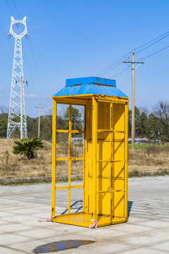 公园里的黄色电话亭