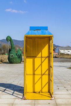 公园里的黄色电话亭