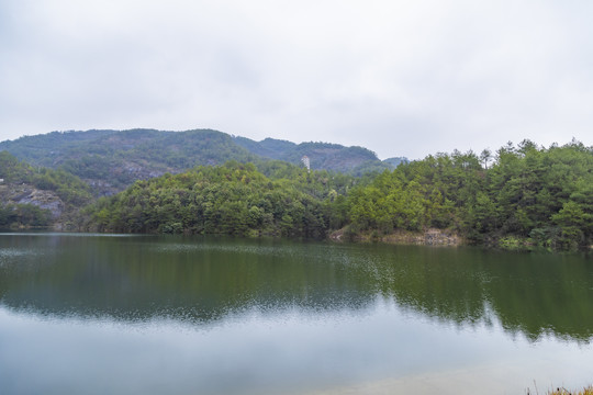 阴天宁静的湖面