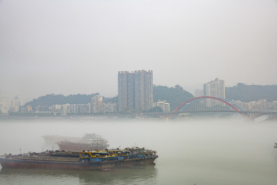 广西梧州市西江晨雾飘渺