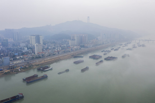 惊蛰广西梧州市西江晨雾飘渺