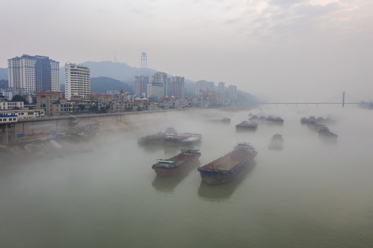 惊蛰广西梧州市西江晨雾飘渺