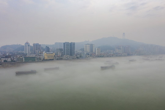 惊蛰广西梧州市西江晨雾飘渺