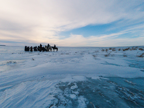 湖泊冬季冰面蒙古族