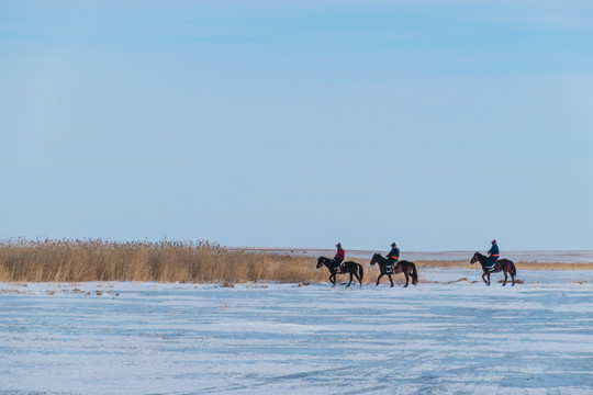 冬季冰封河流冰面骑马