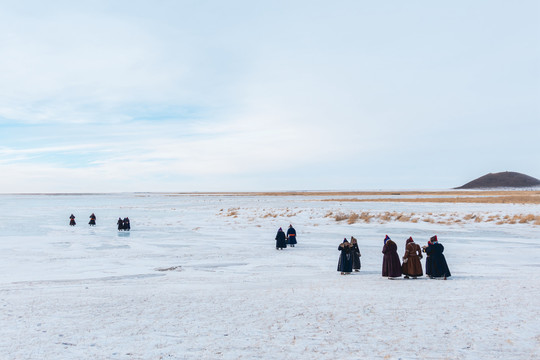 冬季草原湖泊蒙古人