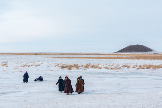 冬季冰雪湖面蒙古族