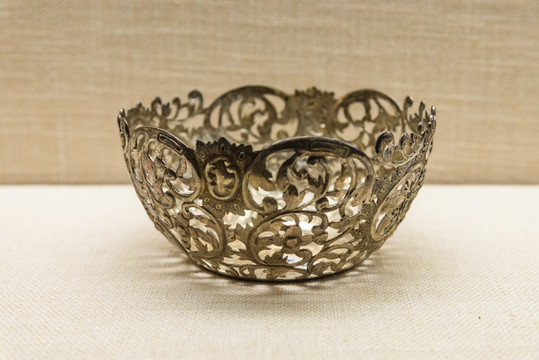 银錾镂空花卉纹碗