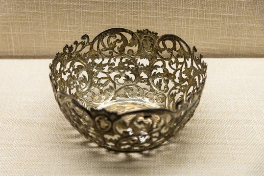 银錾镂空花卉纹碗