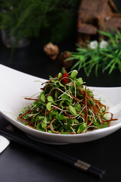 香椿苗拌黑豆丝