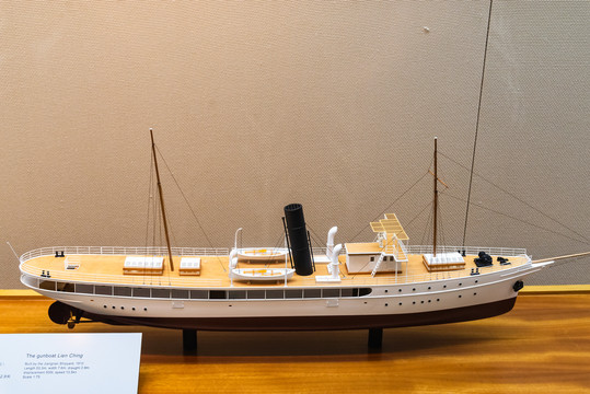 清代联鲸舰模型