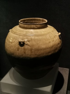 汉代釉陶罐