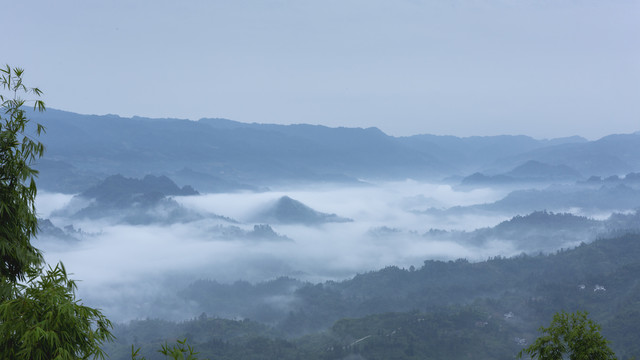 云雾缭绕高山山脉水墨仙境