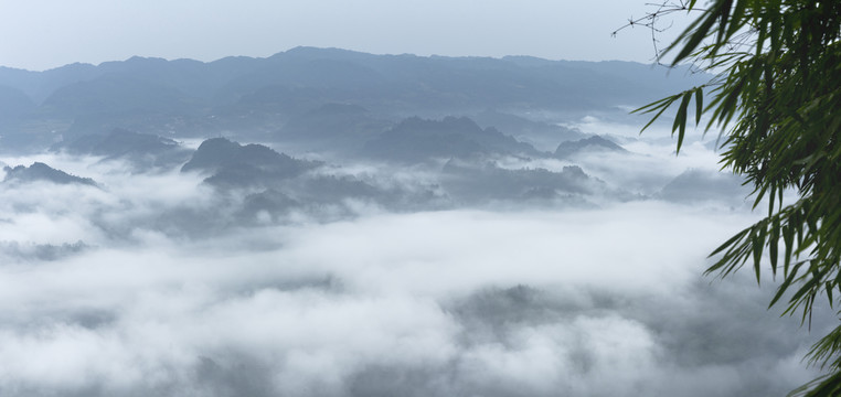 云雾缭绕山脉高山水墨仙境