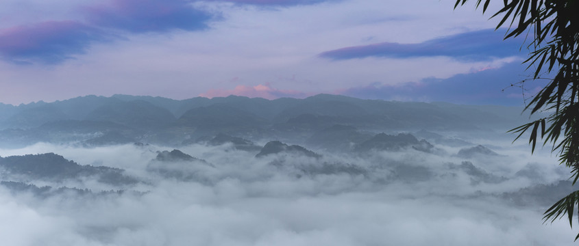 云雾缭绕山脉高山水墨仙境