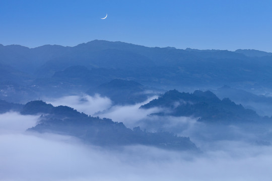 山脉云雾缭绕蓝天月亮