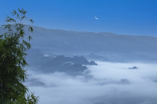 高山云海沟壑云雾缭绕