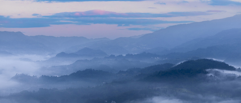 高山云海沟壑云雾缭绕