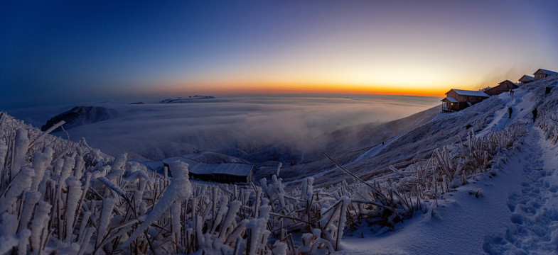 武功山金顶云海雪景日出全景