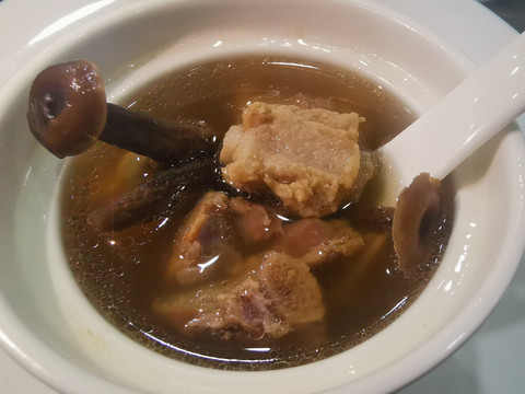 茶树菇鹿菇排骨汤