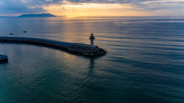 海南陵水清水湾灯塔日出