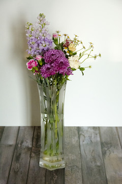 紫菊与紫罗兰插瓶