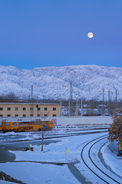 清晨雪后的山和铁路