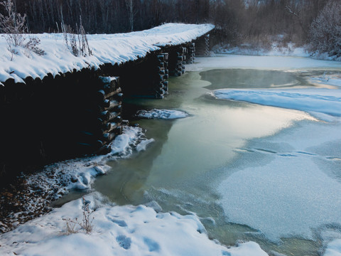 冬季河流冰河老木桥
