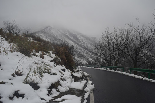 雪中下山路