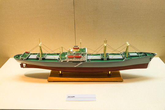 东风号远洋货轮模型