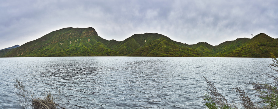 远山湖水