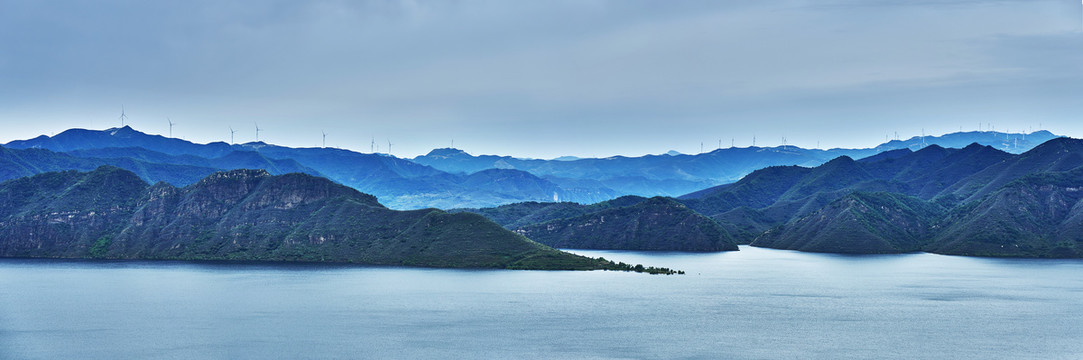 湖泊与远山