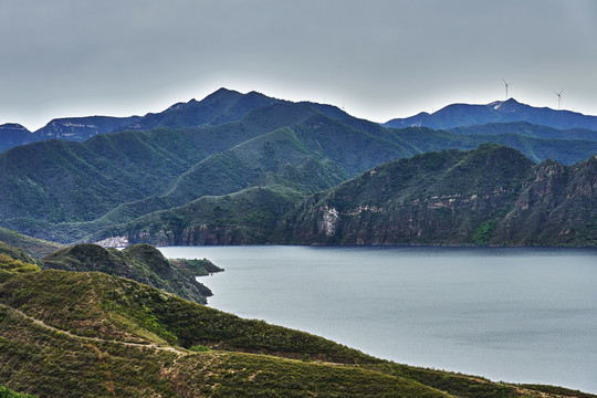 湖泊与远山