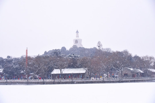 北海公园雪中白塔