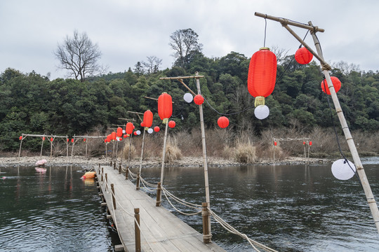 婺源汪口景区河流上的灯笼