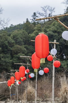 婺源汪口景区河流上的灯笼