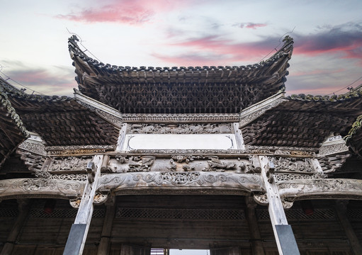 婺源汪口景区的木头建筑飞檐