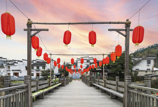 婺源汪口景区河流上的灯笼