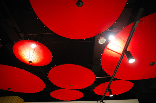 红伞装饰天花板