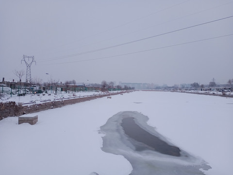 雪后村落河流