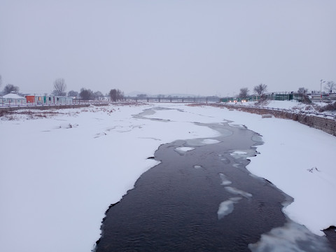 雪后村庄河流