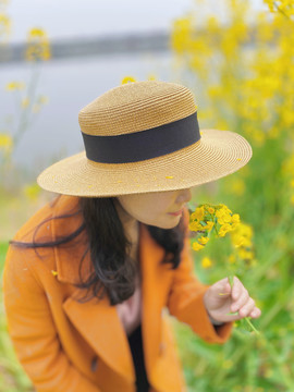 花海中的女性