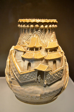 清代道光白釉堆塑陶瓷罐