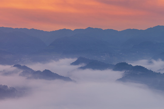 朝霞崇山峻岭云雾缭绕