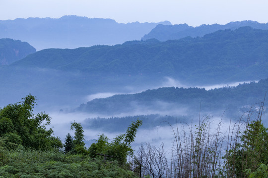 崇山峻岭云雾缭绕